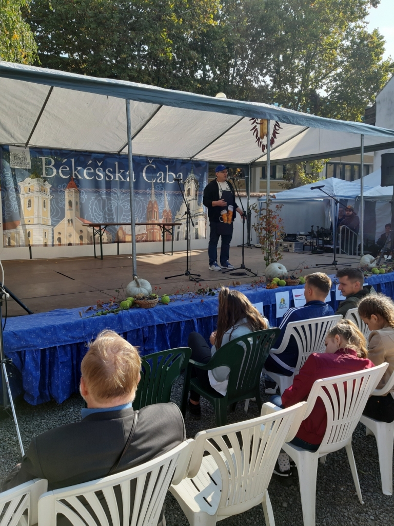 18-ého a 19-ého októbra som sa zúčastnil na dvojdňovom Kultúrnom a gastronomickom festivale dolnozemských Slovákov v Dome Slovenskej Kultúry v Békešskej Čabe. So skupinou Fešáci sme získali osobitnú cenu za našu klobásu.